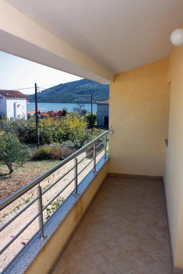 Apartments By The Sea Vinisce, Trogir - 5229 Εξωτερικό φωτογραφία